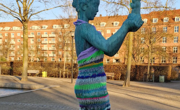 Gra të zhveshura, burra heroikë: danezet “veshin” statujat për të sfiduar historinë