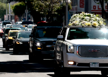Ceremoni “floriri” për “El Mencho”: Shefi i kartelit të famshëm meksikan varroset në një arkivol të artë