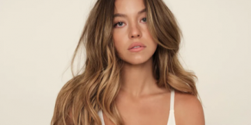 Joshje pa kufij: Aktorja Sydney Sweeney prezanton një koleksion tangash me trupin e “pafajshëm”