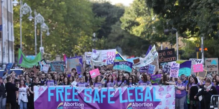 Debati mbi abortin në Angli: gratё vazhdojnё tё arrestohen ndërsa parlamenti kërkon dekriminalizimin