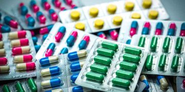 Studimi: Antibiotikët mund të ndryshojnë bakteret e zorrëve deri në 8 vjet