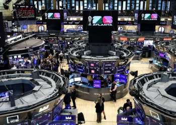 Bursat po sillen “çuditshëm” përballë një lufte që po përshkallëzohet me Iranin