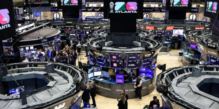 Bursat po sillen “çuditshëm” përballë një lufte që po përshkallëzohet me Iranin