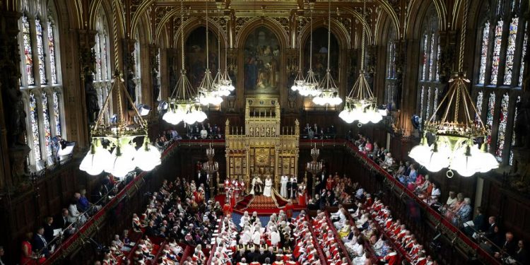 Britania i jep fund privilegjit aristokratik në parlament: hiqen vendet e trashëguara në Dhomën e Lordëve