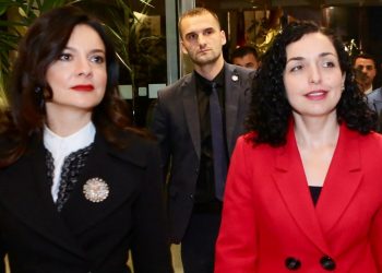 Gratë “e zemëruara” të politikës shqiptare: Vjosa në Kosovë – Spiropali në Shqipëri largohen me mesazhe për Kurtin dhe Ramën