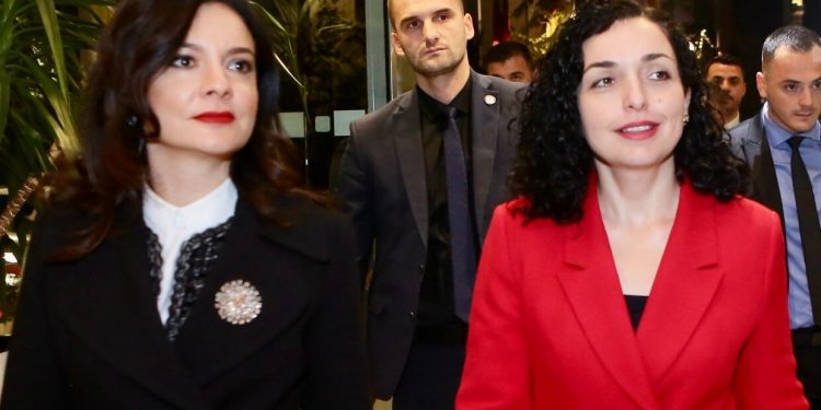 Gratë “e zemëruara” të politikës shqiptare: Vjosa në Kosovë – Spiropali në Shqipëri largohen me mesazhe për Kurtin dhe Ramën