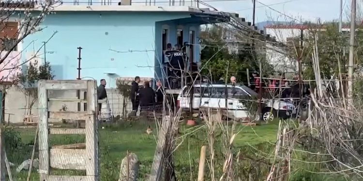 Krim “pasioni” në Roskovec: 80-vjeçari vret me armë bashkëshorten (75) më pas veten