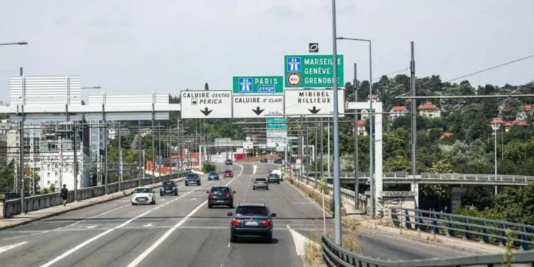 Skandali i “makinave fantazmë” në Francë: rreth 1 milion automjete të paligjshme në rrugë