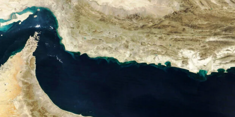 Irani shpall të mbyllur Hormuzin, SHBA e mohon