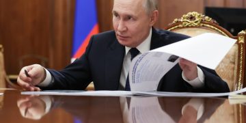 “Dërgojeni në gjyq”: besniku i dikurshëm i Kremlinit i kthehet Putinit në një rebelim të paprecedentë