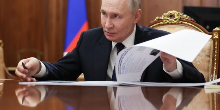 “Dërgojeni në gjyq”: besniku i dikurshëm i Kremlinit i kthehet Putinit në një rebelim të paprecedentë