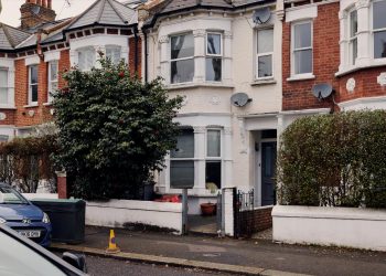 Kriza e banesave në Londër: edhe të rriturit mbi 30 vjeç detyrohen të jetojnë me shumë bashkëqiraxhinj