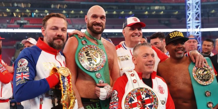 Angli / Tyson Fury “humbet” kundër babait: kampioni rikthehet për të pestën herë nga pensioni, John Fury thotë – Jo