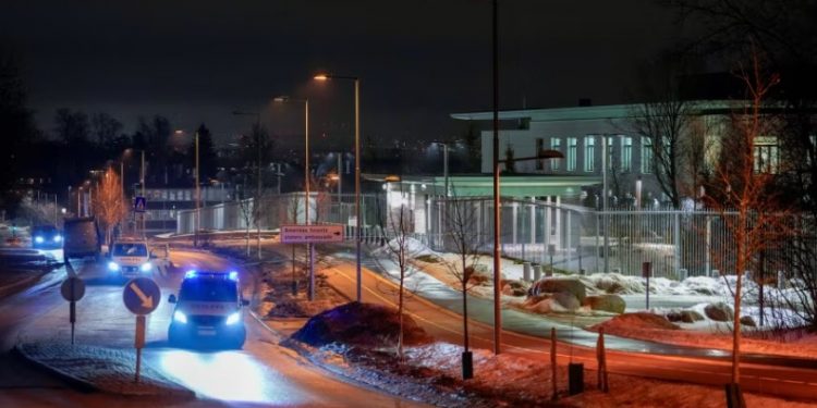 Një bombë në errësirën e Oslos: tre vëllezër me origjinё irakiane përfundojnë në pranga pas sulmit ndaj Ambasadës Amerikane