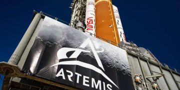 Pas më shumë se gjysmë shekulli, njerëzit rikthehen drejt Hënës: NASA synon nisjen e misionit Artemis II në prill