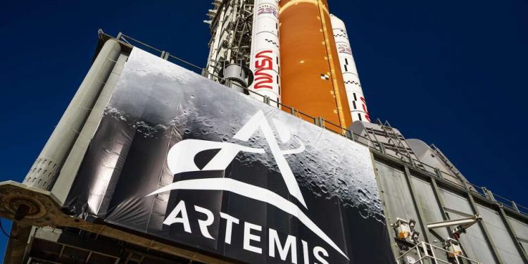 Pas më shumë se gjysmë shekulli, njerëzit rikthehen drejt Hënës: NASA synon nisjen e misionit Artemis II në prill