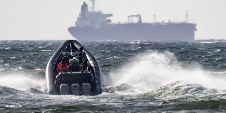 Suedia arreston kapitenin rus të një ҫisterne të dyshuar si pjesë e “flotës hije” të Moskës