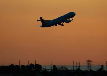 A do të shtrenjtohen biletat e avionit për shkak të luftës me Iranin? Ja çfarë duhet të dinë udhëtarët