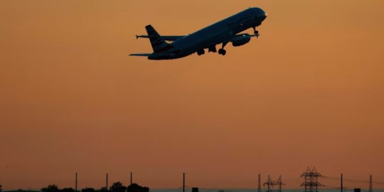 A do të shtrenjtohen biletat e avionit për shkak të luftës me Iranin? Ja çfarë duhet të dinë udhëtarët