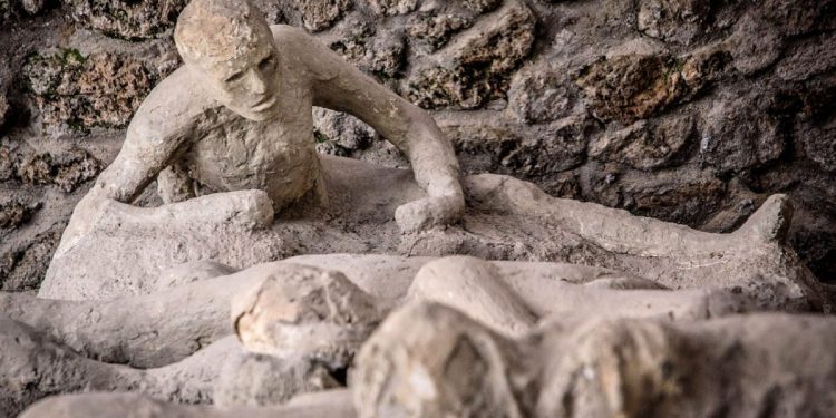 Momenti i fundit i Pompeit: 22 fytyra të ngrira në kohë rikthejnë tragjedinë e vitit 79