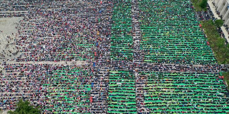 Fitër Bajrami mbledh besimtarët në Sheshin “Skënderbej”, mes lutjesh pёr paqe dhe solidaritet