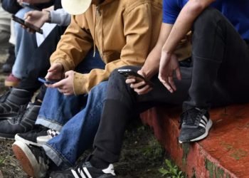 Raporti Botëror i Lumturisë: Rrjetet sociale po dëmtojnë seriozisht mirëqenien e të rinjve