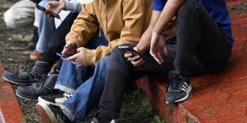Raporti Botëror i Lumturisë: Rrjetet sociale po dëmtojnë seriozisht mirëqenien e të rinjve