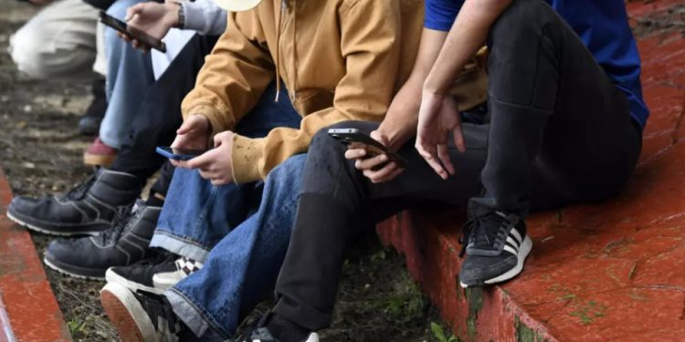 Raporti Botëror i Lumturisë: Rrjetet sociale po dëmtojnë seriozisht mirëqenien e të rinjve