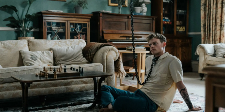 “Heel” ose “Qelbësira”: Thrilleri psikologjik absurd mbi adoleshencën e sotme të pavlerë – e zhytur në kotësinë e humbjes