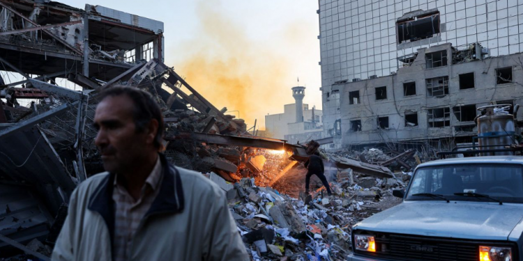 Trump paralajmëron “valën e madhe” ndaj Iranit, SHBA u kërkon qytetarëve të largohen menjëherë nga Lindja e Mesme