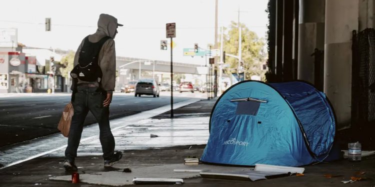 Punojnë çdo ditë, por mbeten tё pastrehё: realiteti i padukshëm që po trondit SHBA-në