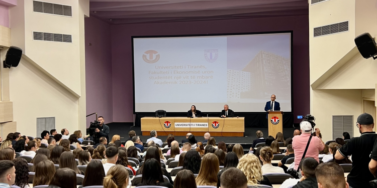 “Kopjo me AI, përgjigju me gojë”: Universitetet përballë krizës së dijes