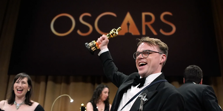 Nga skena e Oscar-it në listën e zezë: Rusia shpall “agjent të huaj” mësuesin që sfidoi propagandën