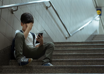 Koha për ndryshim: si të mbrojmë fëmijët nga rrjetet sociale