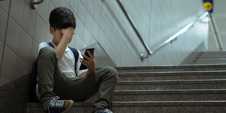 Koha për ndryshim: si të mbrojmë fëmijët nga rrjetet sociale