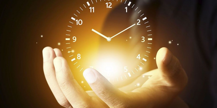 Kthehet ora verore: akrepat lëvizin një orë përpara këtë të diel