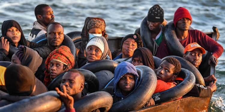 Tragjedi në Mesdhe: 22 emigrantë humbin jetën pas 6 ditësh pa ujë e ushqim