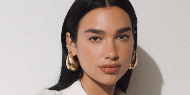 Dua Lipa: Nga kujtimet e fëmijërisë te suksesi global – rrëfimi i sinqertë i yllit të pop-it