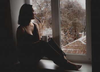 Kur momentet e mira nuk na bëjnë të lumtur: mendimet që mund të rrisin rrezikun për depresion