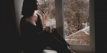 Kur momentet e mira nuk na bëjnë të lumtur: mendimet që mund të rrisin rrezikun për depresion