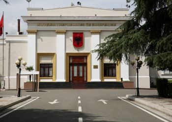 Kuvendi sot në seancë “të nxehtë”: në rend dite imuniteti i Ballukut, PD “rrethon” Parlamentin me protestues