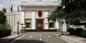 Kuvendi sot në seancë “të nxehtë”: në rend dite imuniteti i Ballukut, PD “rrethon” Parlamentin me protestues