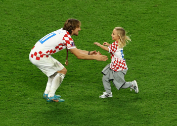 “Bëme baba të të ngjaj”: Vajza e Luka Modric fiton trofeun e parë me Milanin U13