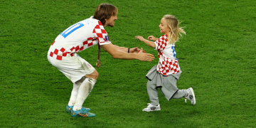 “Bëme baba të të ngjaj”: Vajza e Luka Modric fiton trofeun e parë me Milanin U13