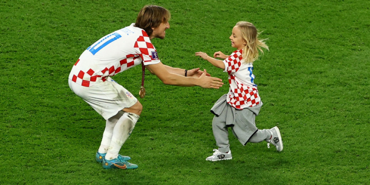 “Bëme baba të të ngjaj”: Vajza e Luka Modric fiton trofeun e parë me Milanin U13