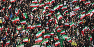 Iran në mobilizim: mijëra njerëz në Teheran betohen për rezistencë mes luftës me SHBA-në dhe Izraelin