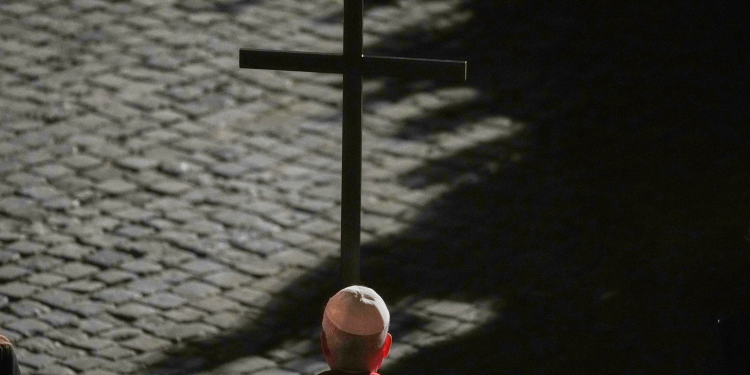 Papa Leo XIV mban vetë kryqin në të gjitha stacionet e “Rrugës së Kryqit”, një gjest i paprecedentë prej dekadash