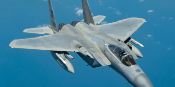 Alarm i kuq në ushtrinë amerikane / Goditen dy F-15, pilotët  bien brenda në Iran