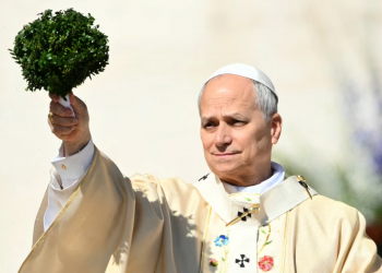 Papa Leo XIV në mesazhin e parë të Pashkës: “Ata që ndezin luftëra të zgjedhin paqen”