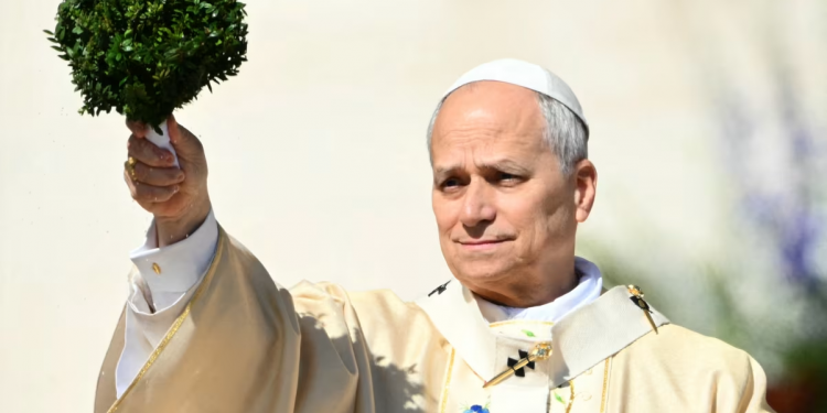 Papa Leo XIV në mesazhin e parë të Pashkës: “Ata që ndezin luftëra të zgjedhin paqen”